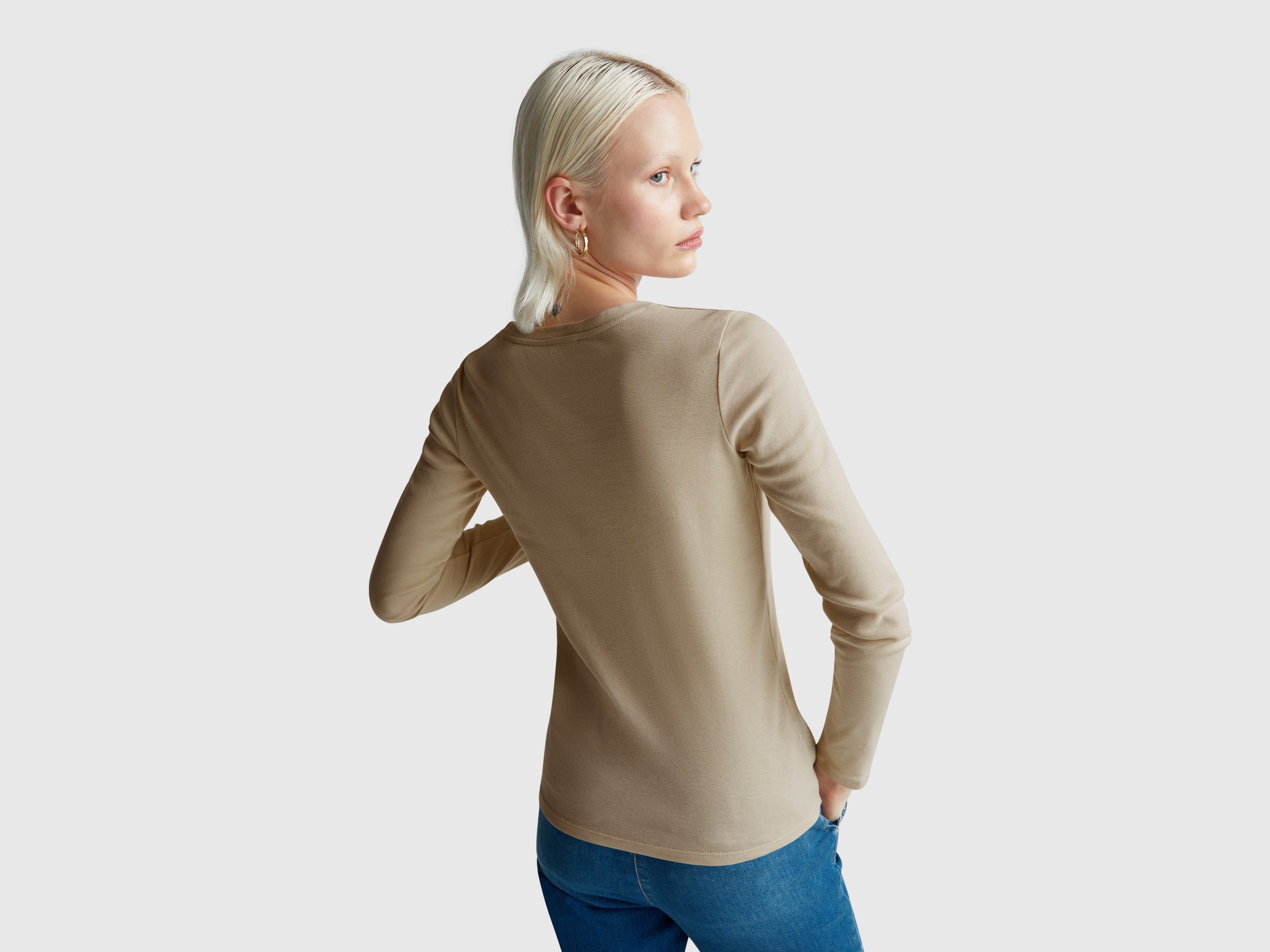 T-shirt bege com decote em V - ucb_image_B
