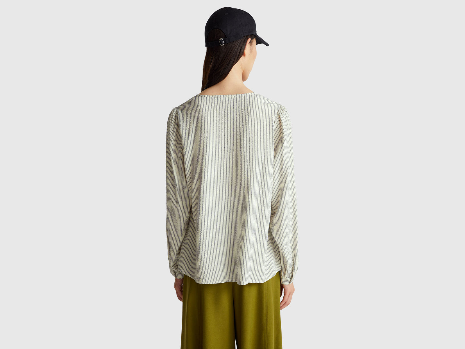 Camisa às riscas com decote em V - ucb_image_B
