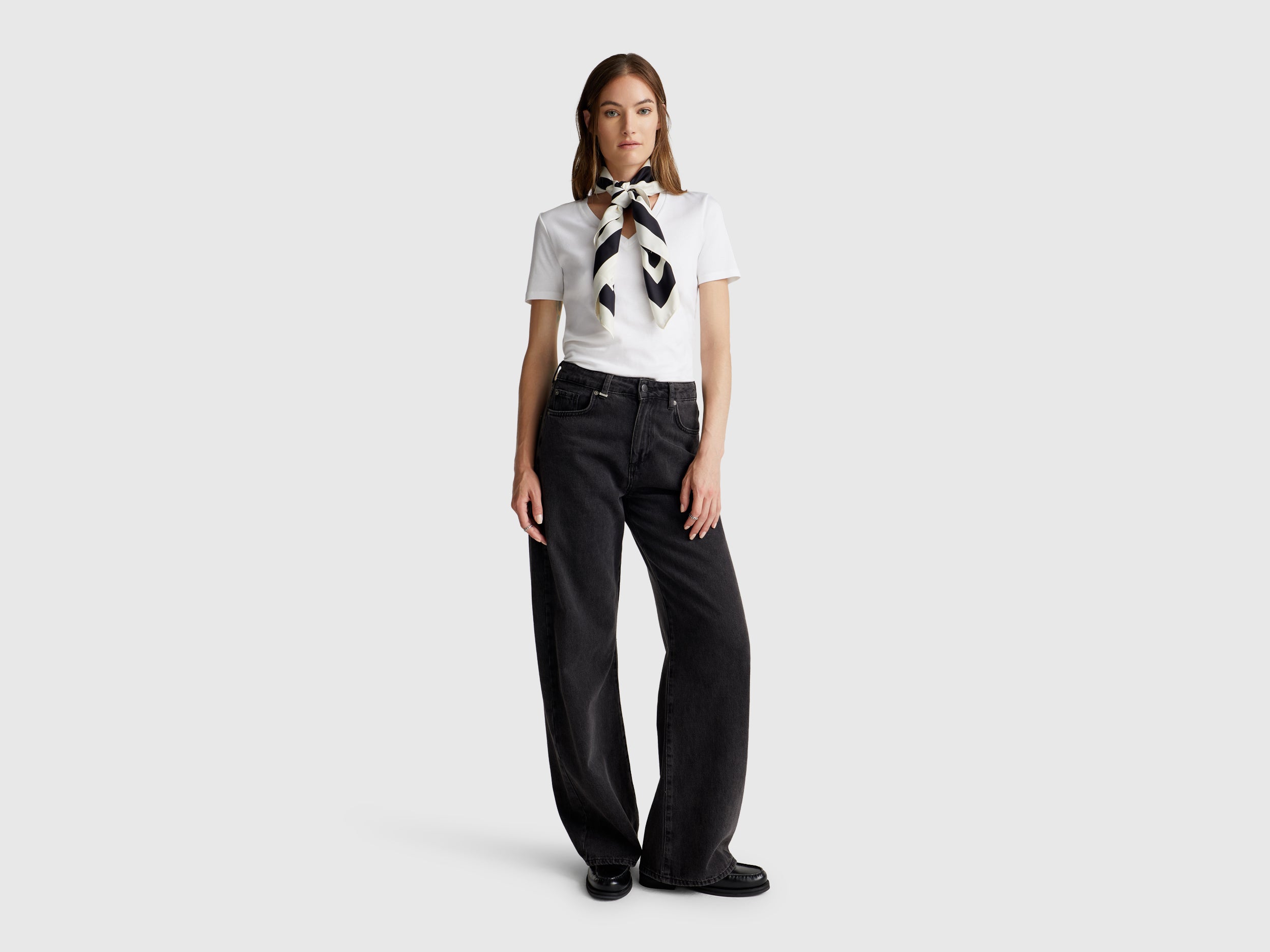 T-shirt em algodão puro com decote em V - ucb_image_F