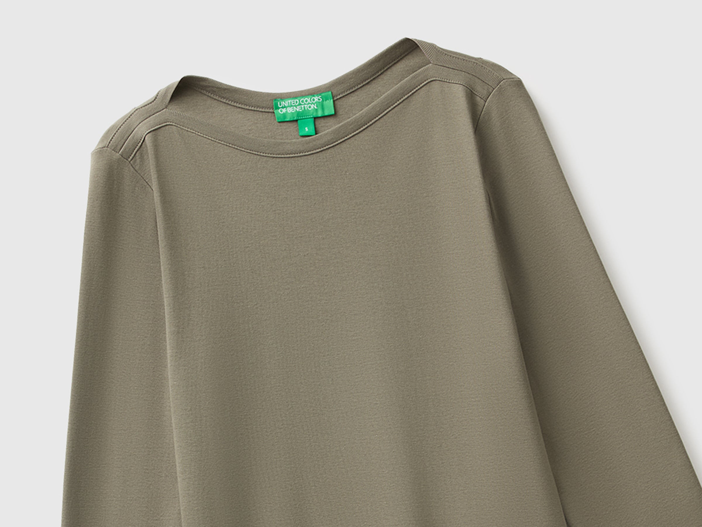 T-shirt slim fit com decote à barco - ucb_image_FY