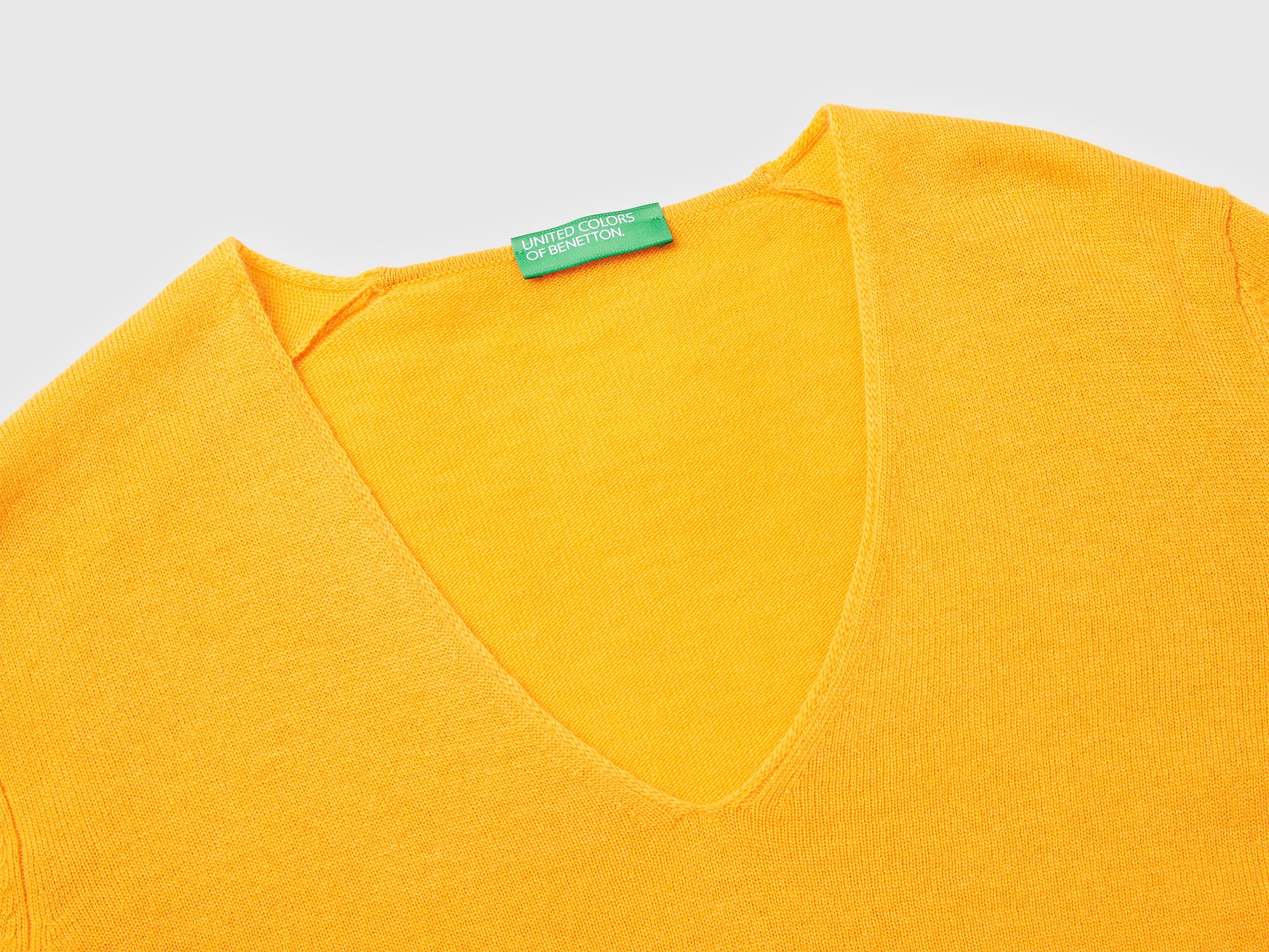 Camisola amarelo ocre com decote em V em pura lã Merino - ucb_image_DS1