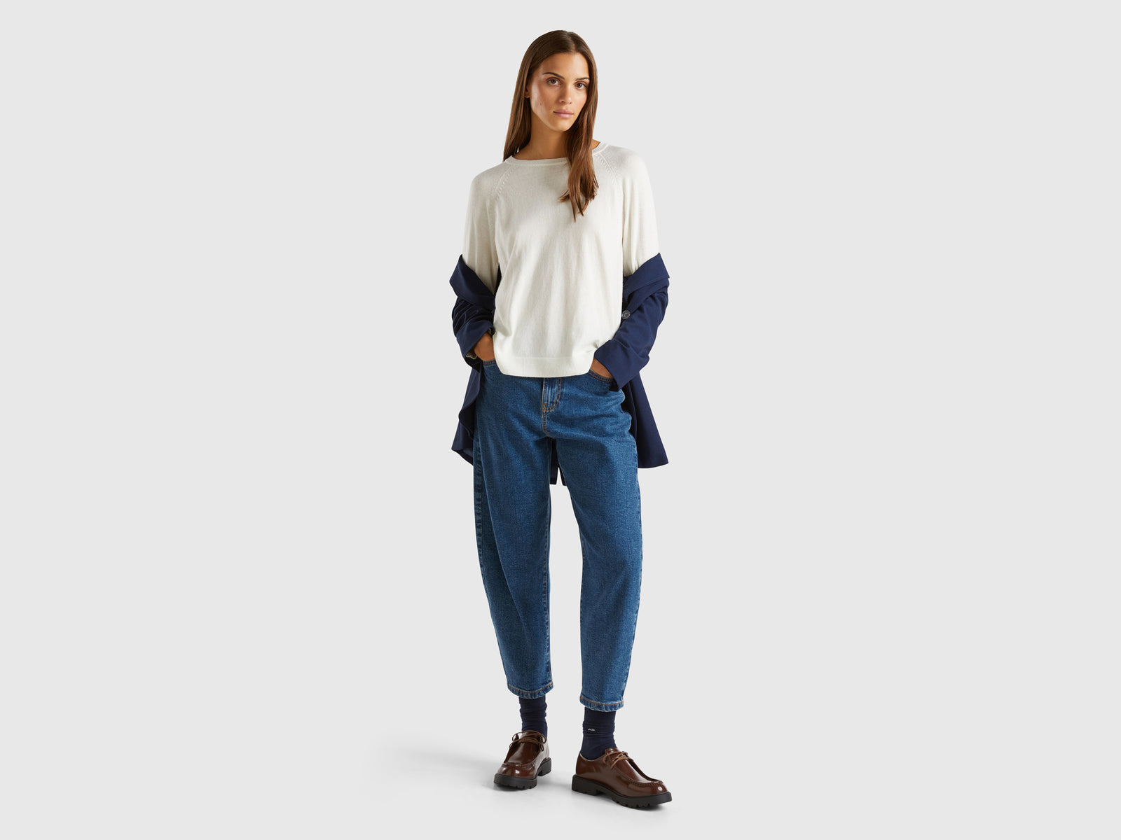 Cream crew neck sweater in cashmere and wool blend