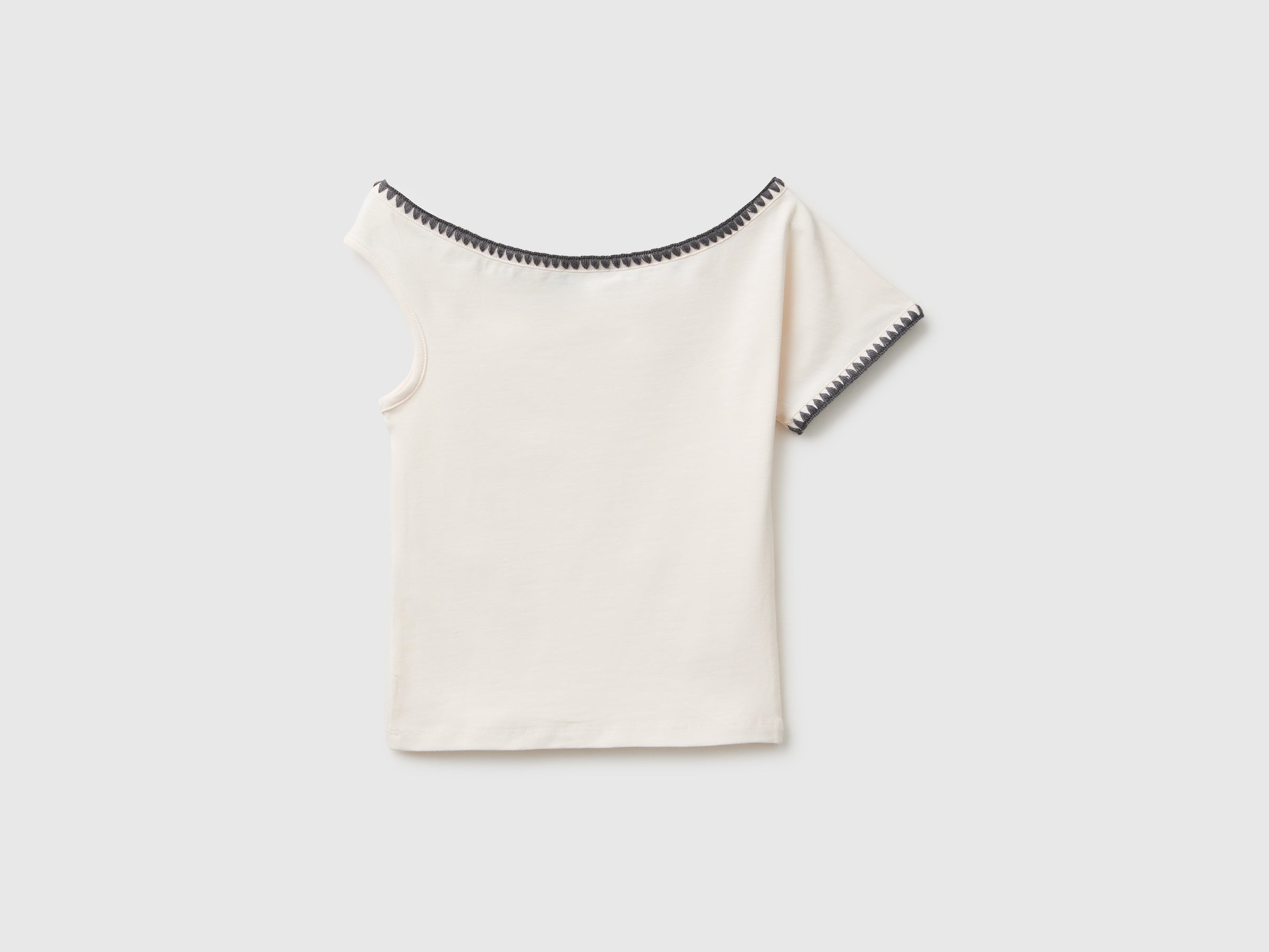 Asymmetrical top - ucb_image_BS