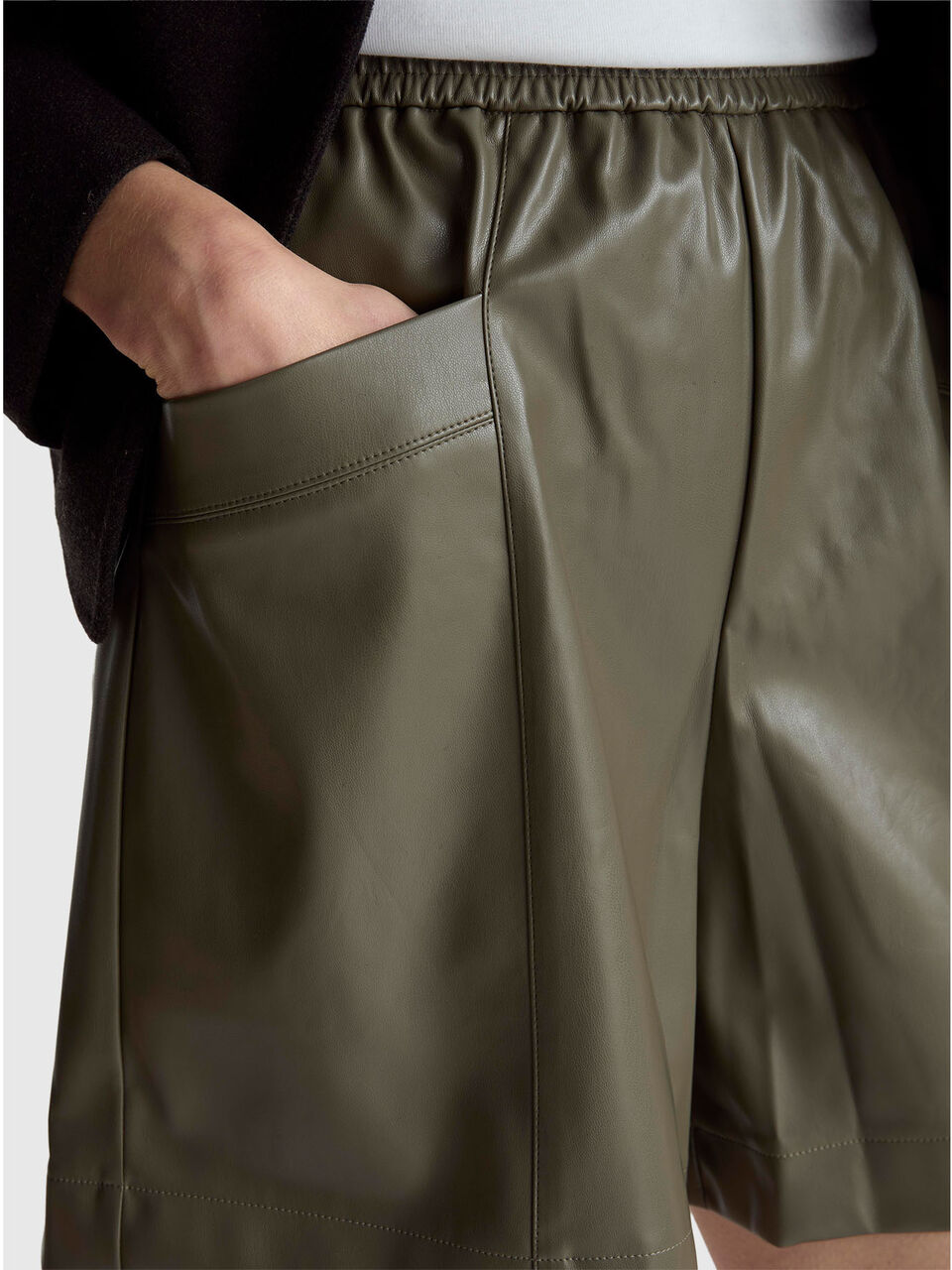 BERMUDA Women image number null